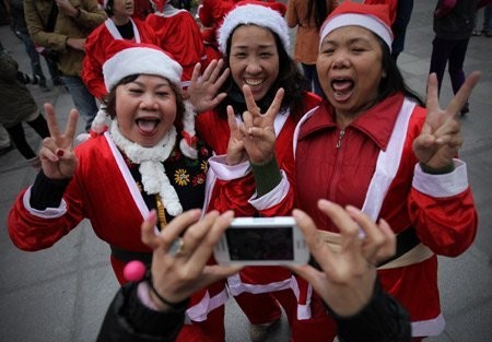 7h15, buổi lễ mừng Giáng sinh của CLB Yaga cười kết thúc. Các "ông già Noel" chụp ảnh lưu niệm.